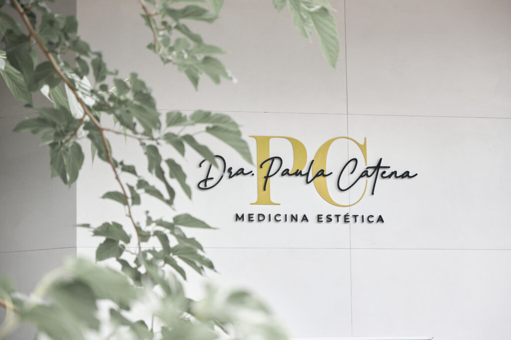 Dra Paula Catena Medicina Estética Logo Pared